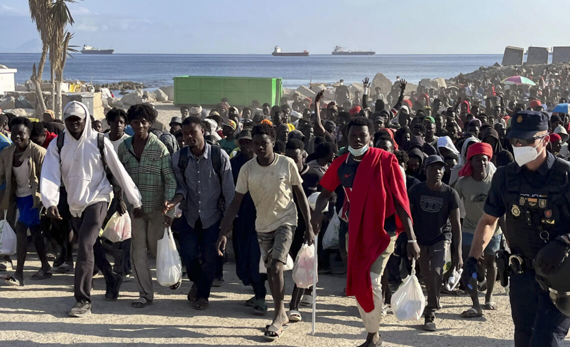 Casi 1,700 Migrantes Dejan Playa de Ceuta Bajo Custodia Policial