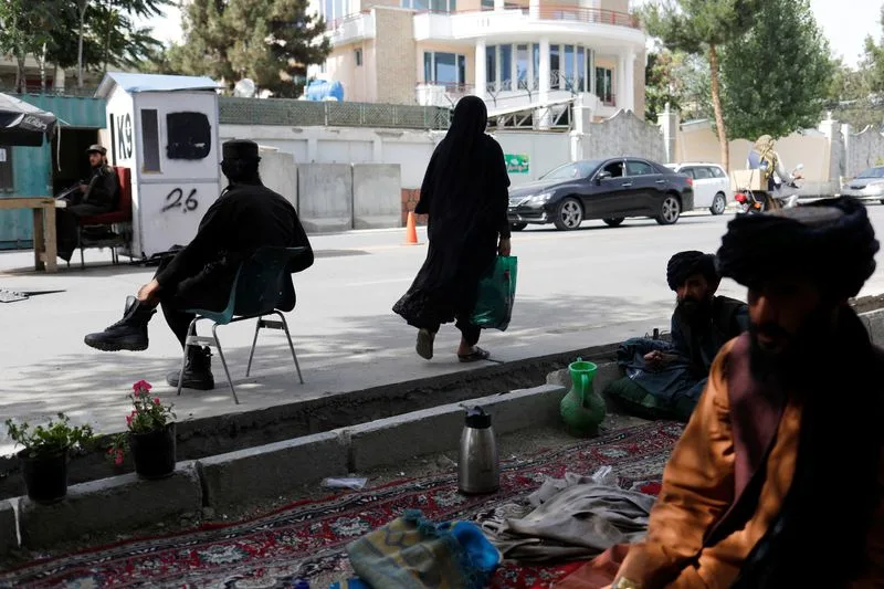 Mujeres Afganas: El Aislamiento Impuesto por Restricciones Talibanes y su Impacto en la Movilidad