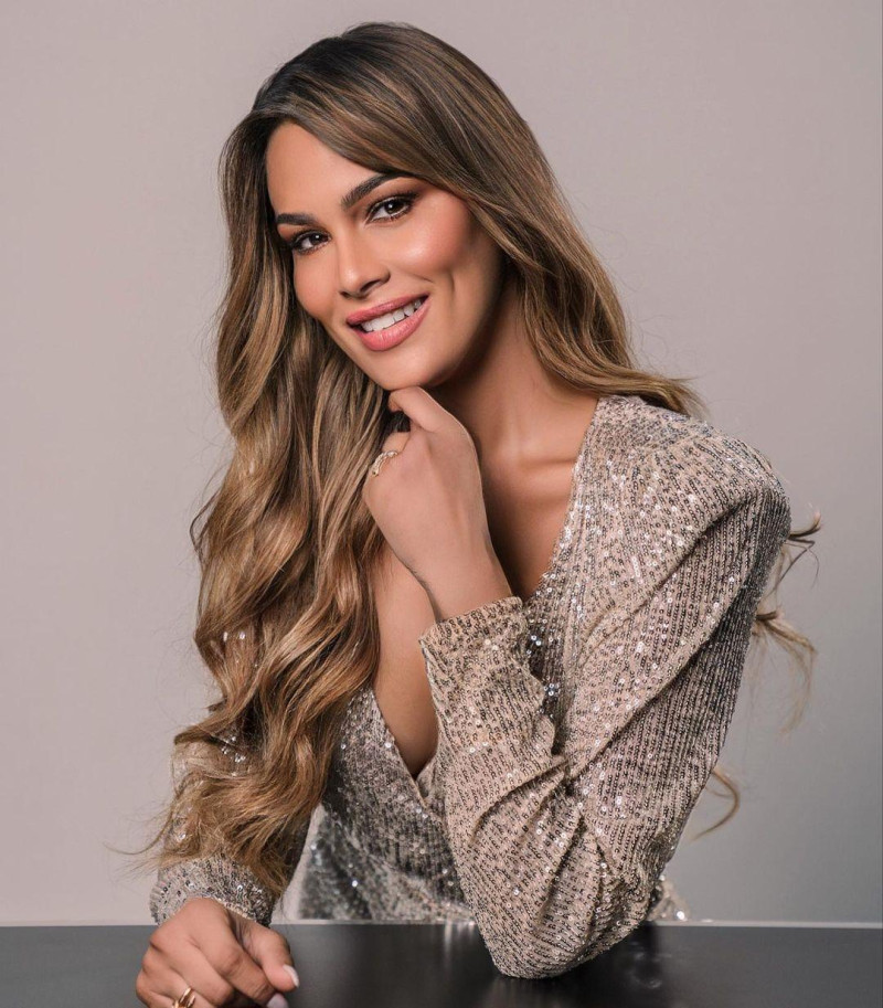 Caroline Aquino se integra al equipo de presentadores de Premios Juventud 2026