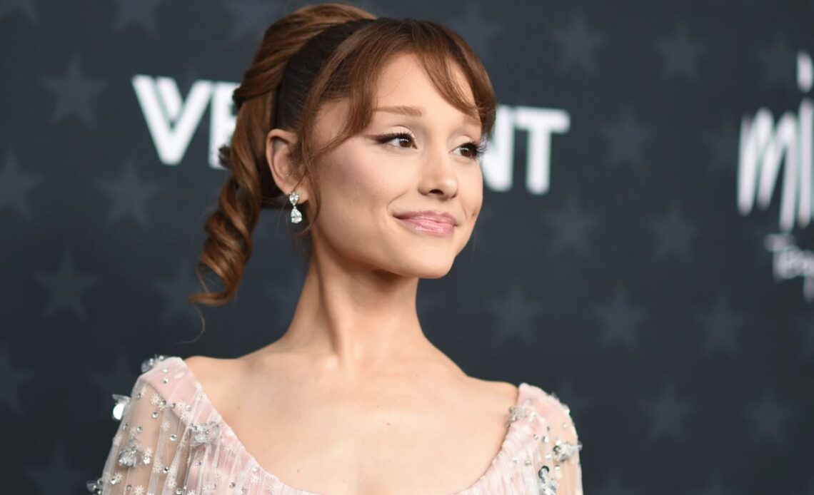 Video de Ariana Grande Reinicia Debate sobre Cánones de Belleza y Físico Corporal