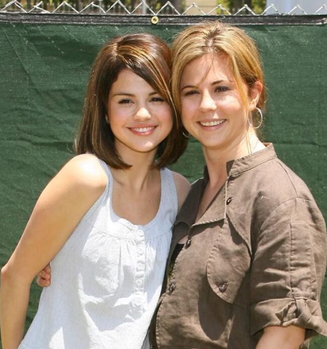 Selena Gomez y su madre enfrentan demanda por presunto fraude en empresa de salud mental