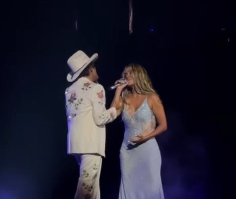 Bruno Mars Aparece como Invitado Especial en Concierto de Karol G en Los Ángeles