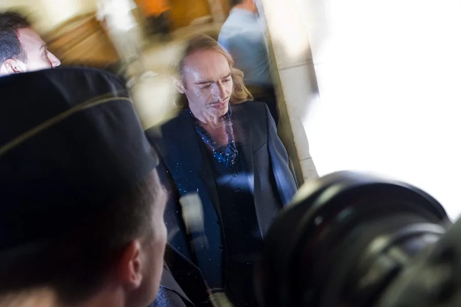 John Galliano Desiste de Exhibición en Met Gala Debido a Controversia por Comentarios Antisemitas