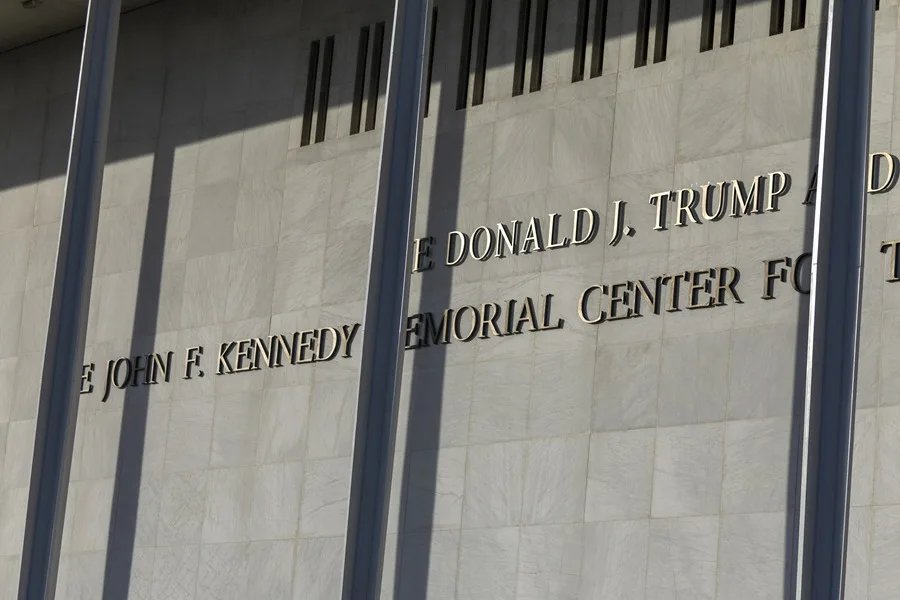 Junta del Centro Kennedy Reafirma Voto para Grabar el Nombre de Donald Trump en su Fachada
