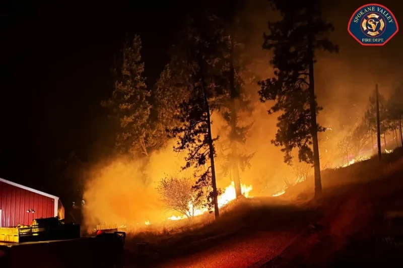 Devastación en Spokane: Incendios Forestales Destruyen Cientos de Edificaciones y Provocan Evacuaciones Masivas