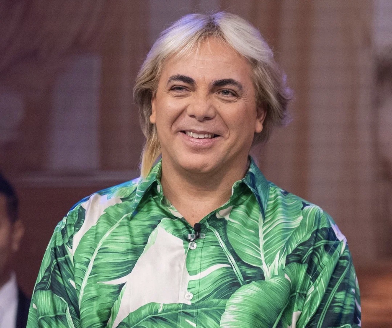 Cristian Castro se gradúa de bachillerato con honores a los 51 años