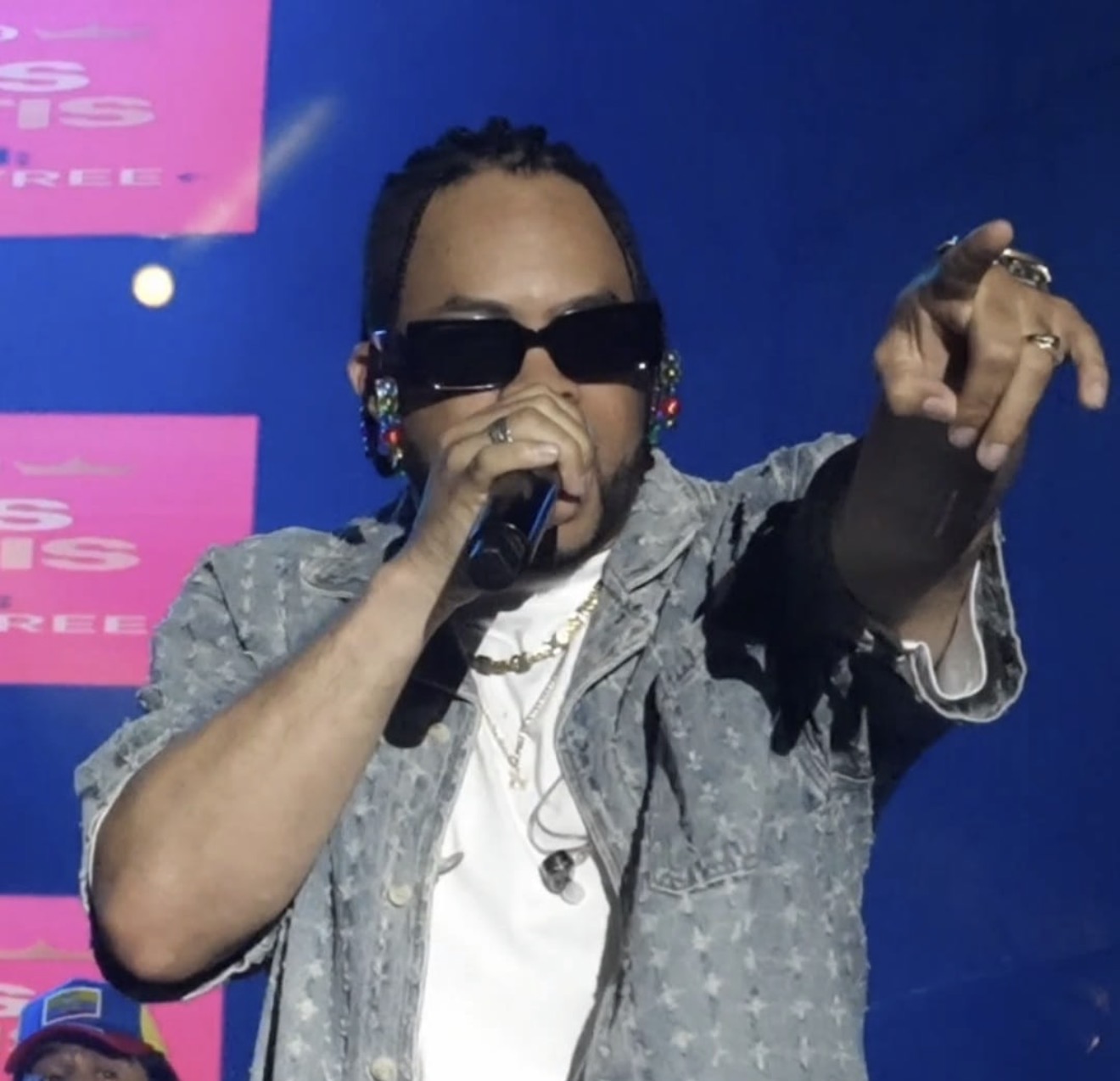 Hansell Morine, artista dominicano, brilla ante una audiencia masiva en el Burger Show de Ecuador