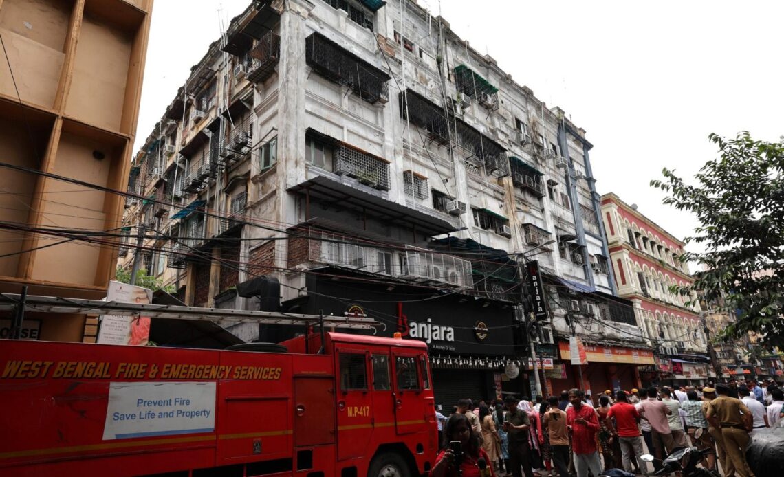 Nueve Muertos y Múltiples Heridos en Incendio Hotelero en Calcuta, India