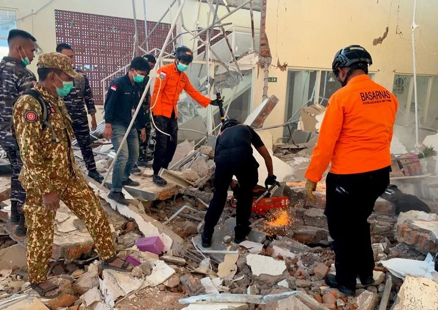 Terremoto de 7.7 en Indonesia deja 38 muertos y miles de evacuados