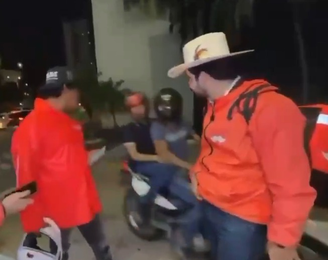 Influencer César Gástelum Asesinado a Tiros por Falsos Repartidores Durante Transmisión en Vivo