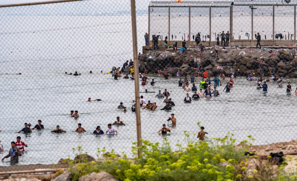 Rumores en Línea Impulsaron la Oleada Migratoria Hacia Ceuta