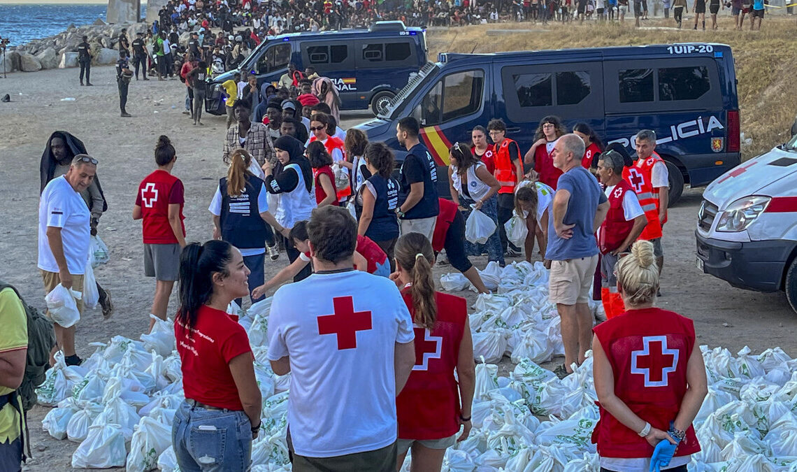 Migrantes en Ceuta Exigen Asilo en España y Rechazan Alimentos en Protesta
