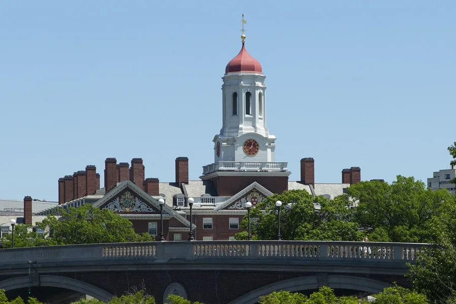 Juez Federal Desestima Demanda por Antisemitismo del Gobierno de Trump Contra la Universidad de Harvard