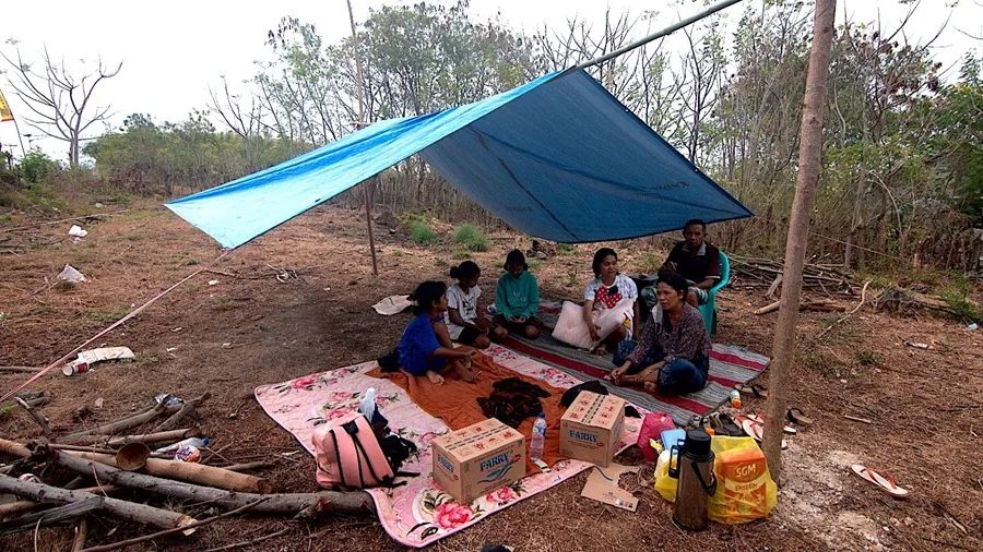 Más de 5.000 Desplazados Persisten en Indonesia Tras Sismo de Magnitud 7,7