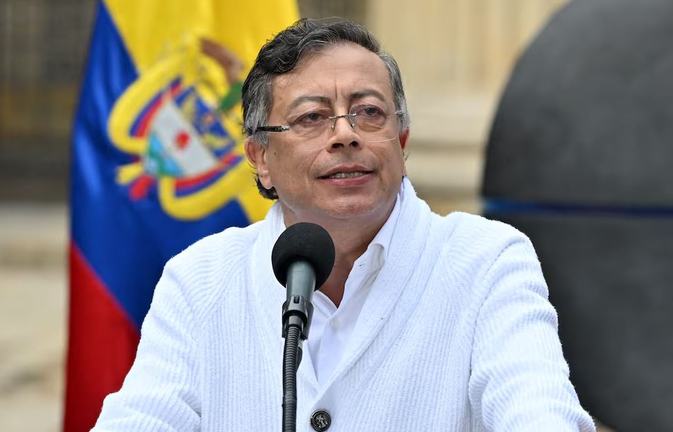 Presidente Petro Reitera Acusaciones de Fraude Electoral y Advierte sobre Riesgos de Conflicto Civil