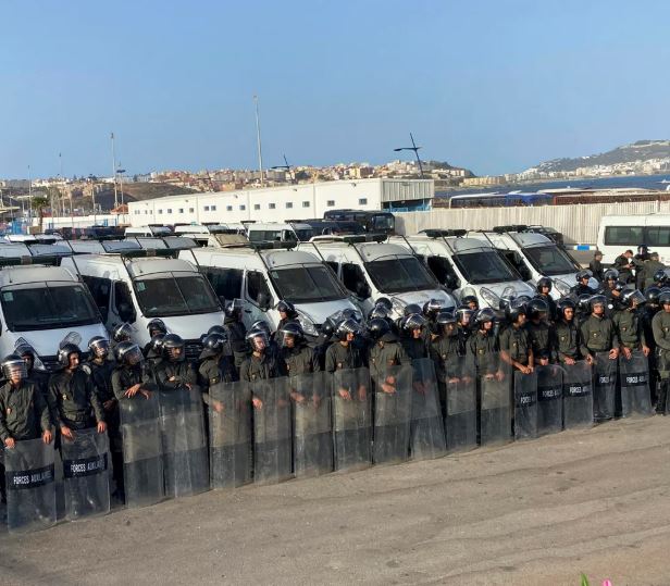 Fuerzas de seguridad marroquíes confrontan a migrantes que intentaban ingresar a Ceuta