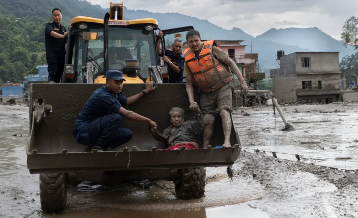 Rescate en Excavadora de Mujer Atrapada en Lodo Tras Devastadora Inundación en Nepal
