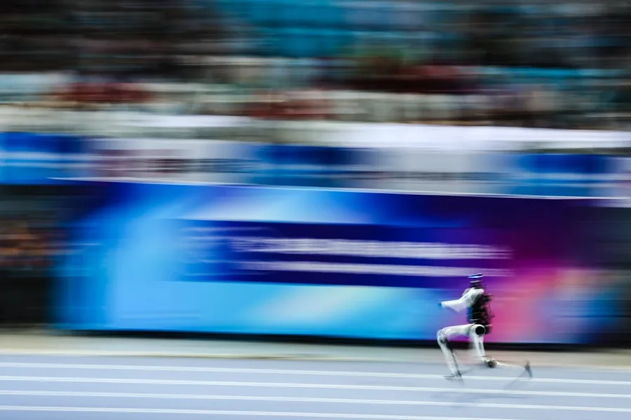Robot humanoide chino establece nuevo récord mundial en 100 metros, superando la marca de Usain Bolt