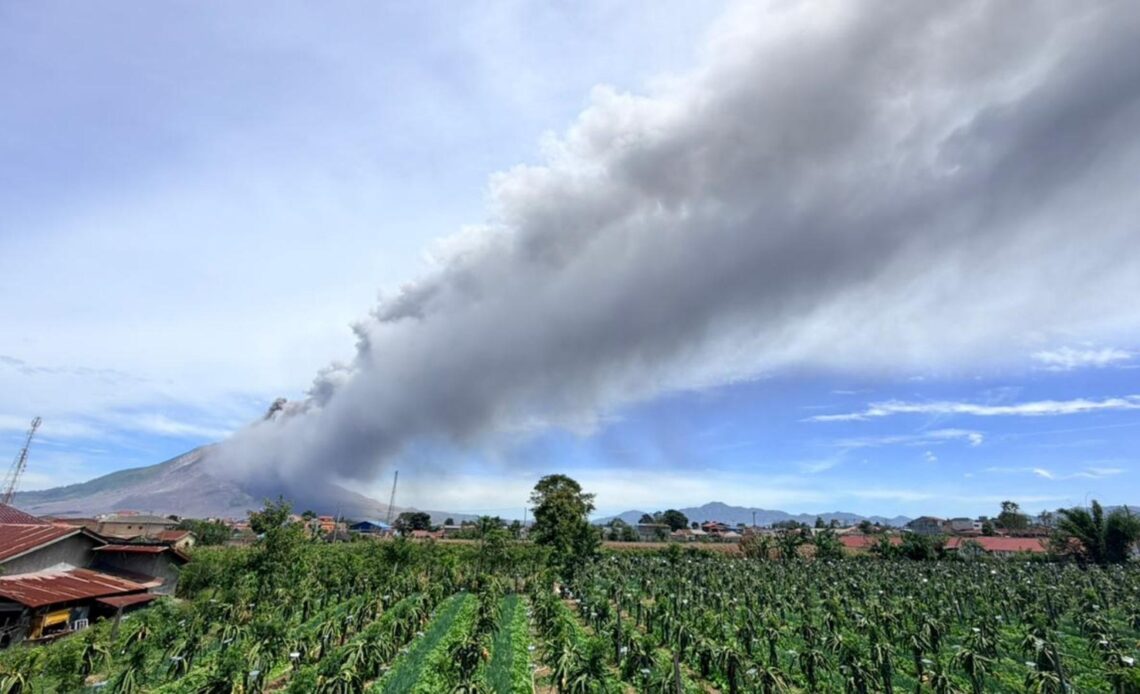 Volcán Sinabung en Indonesia Expulsa Columna de Ceniza de 3.500 Metros