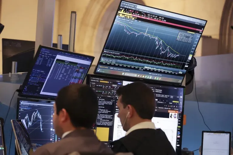 Mercado de Valores de Nueva York Cierra con Ganancias, Impulsado por Caída del Petróleo y Avance Tecnológico