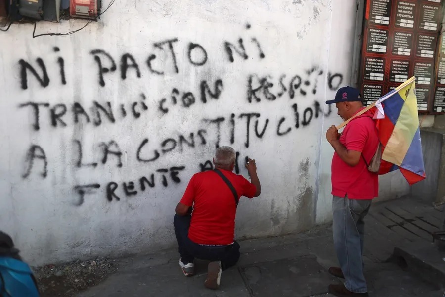 Chavistas se Manifiestan Contra el Diálogo entre Gobierno y Oposición en Venezuela