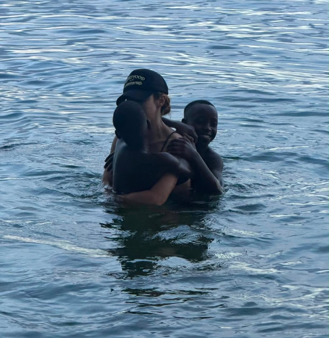 Shakira comparte emotiva despedida tras vacaciones con los bailarines de Ghetto Kids, incluyendo su primera visita a la playa