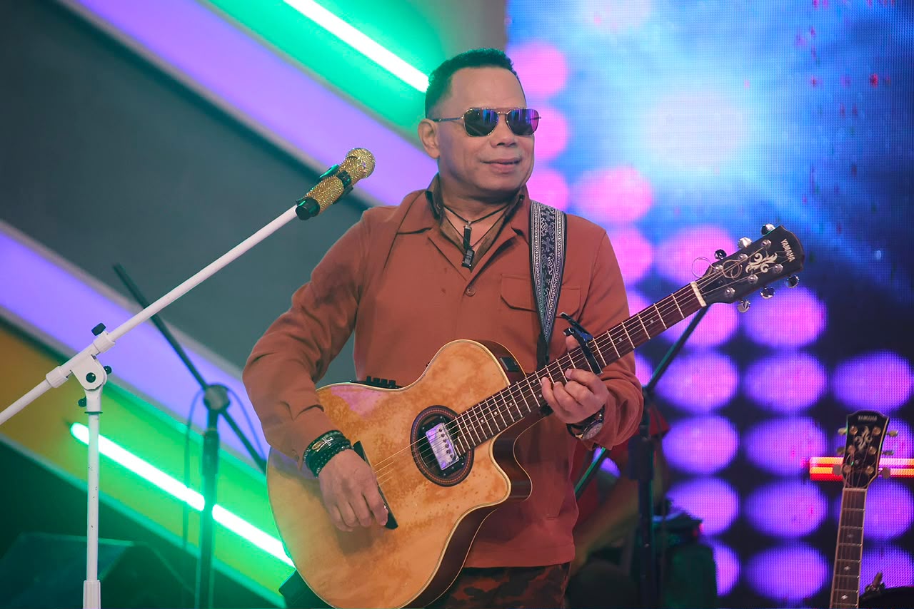 El clásico "Aunque me llores" de Joe Veras resurge y cautiva a nuevas audiencias tres décadas después