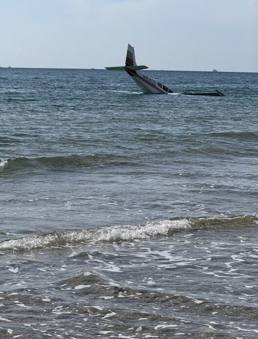 Rescate de Piloto Tras Aterrizaje Forzoso en Aguas de Florida