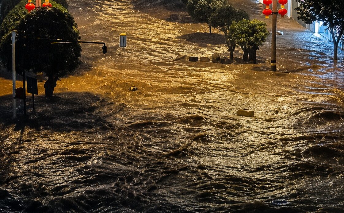 Inundaciones Severas Azotan Sichuan, China, Tras Lluvias Torrenciales