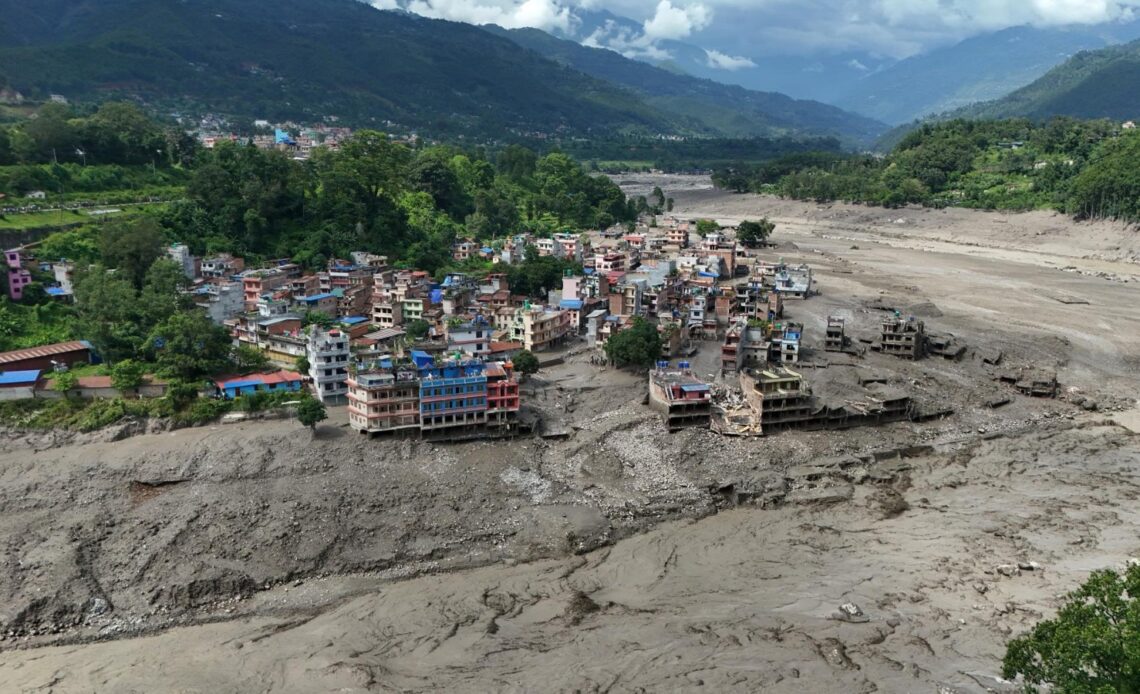 Riada devastadora en la frontera de Nepal: 16 fallecidos y casi 400 personas sin localizar