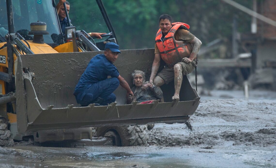 Catástrofe Fronteriza entre Nepal y Tíbet: 166 Muertos y Más de 700 Desaparecidos por Inundaciones