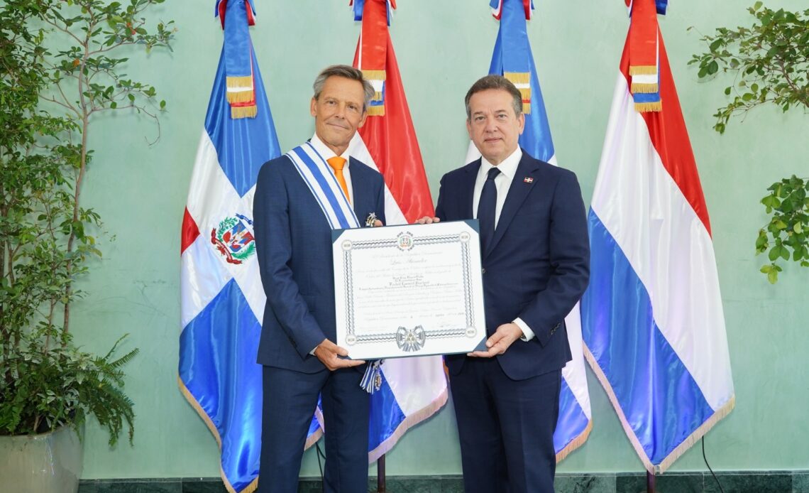 Ministro Bisonó Otorga Condecoración a Embajador Neerlandés al Finalizar su Misión en República Dominicana