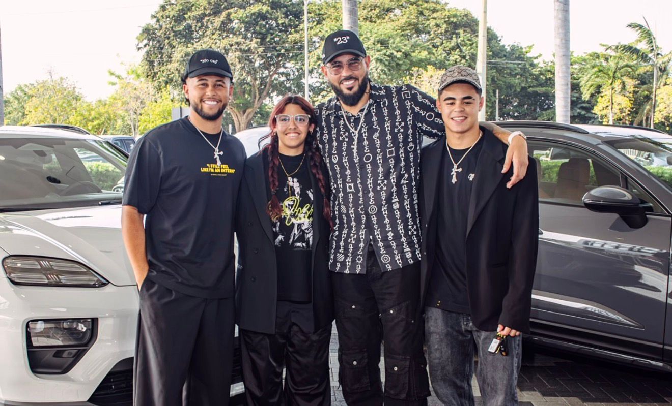 Raphy Pina Genera Debate en Redes Sociales tras Obsequiar Porsches a sus Hijos