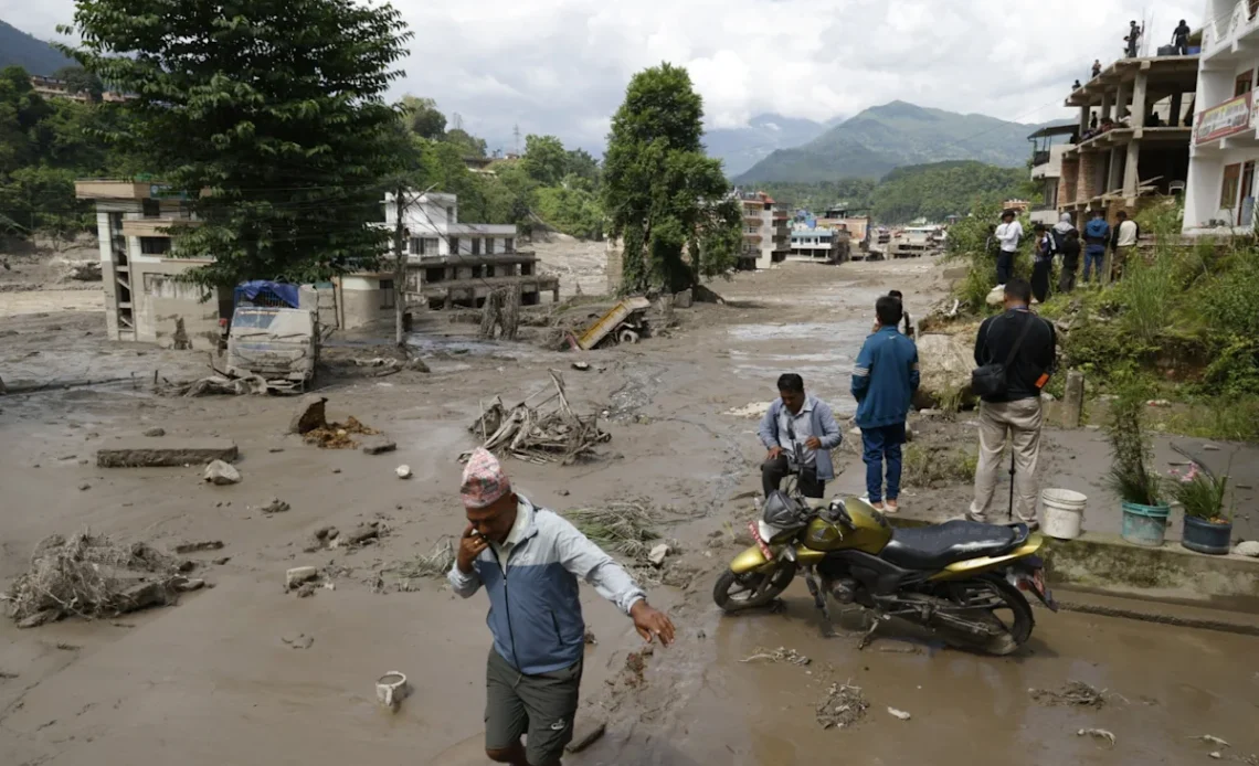 Nepal: Fatalidades por Inundaciones Superan 900 y Desaparecidos Ascienden a Más de 4.200