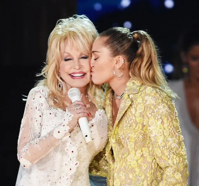 Miley Cyrus Despide a su Madrina Dolly Parton con Emotivo Mensaje: ''Siempre la Amaré y Quiero que Esté Orgullosa''