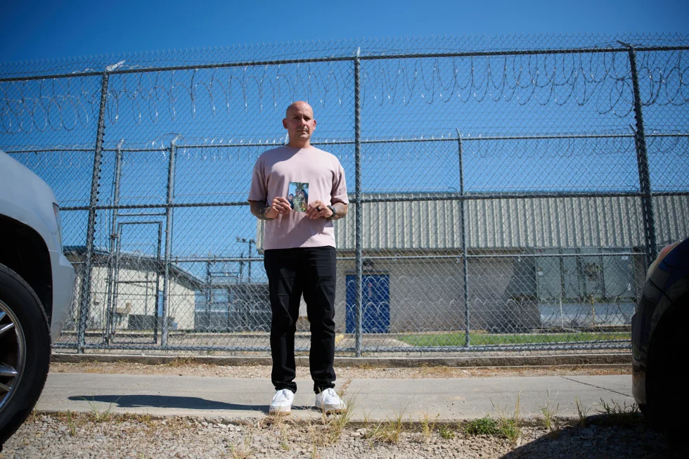 Investigación de AP revela detención de más de 50 familiares de militares bajo la política migratoria de Trump