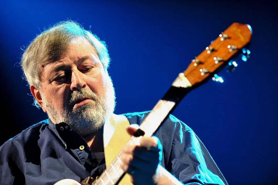 Fallece Francesco Guccini, Destacado Cantautor e Intelectual Italiano