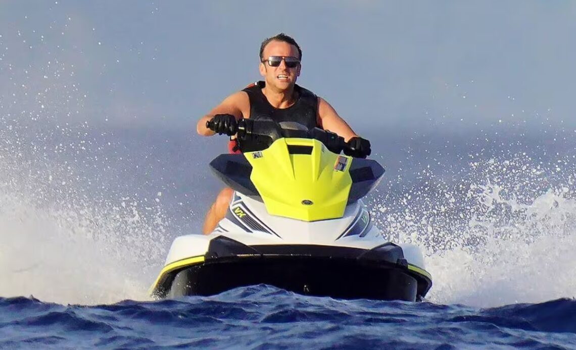 Vacaciones de Macron en moto acuática provocan críticas en medio de crisis climática francesa