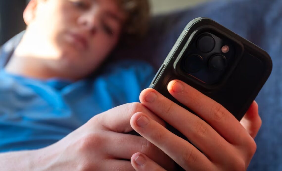 Nueva Zelanda Propone Ley Para Restringir el Acceso a Redes Sociales a Menores de 16 Años