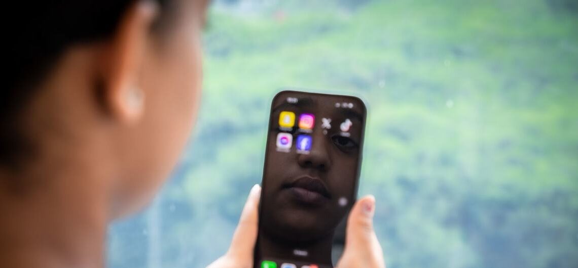 HRW Advierte que Facebook y TikTok Facilitan el Reclutamiento de Niños por Grupos Armados en Colombia