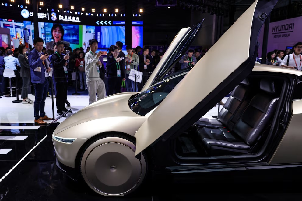 Tesla Anuncia el Debut del Cybercab, su Robotaxi sin Controles Manuales, para Septiembre