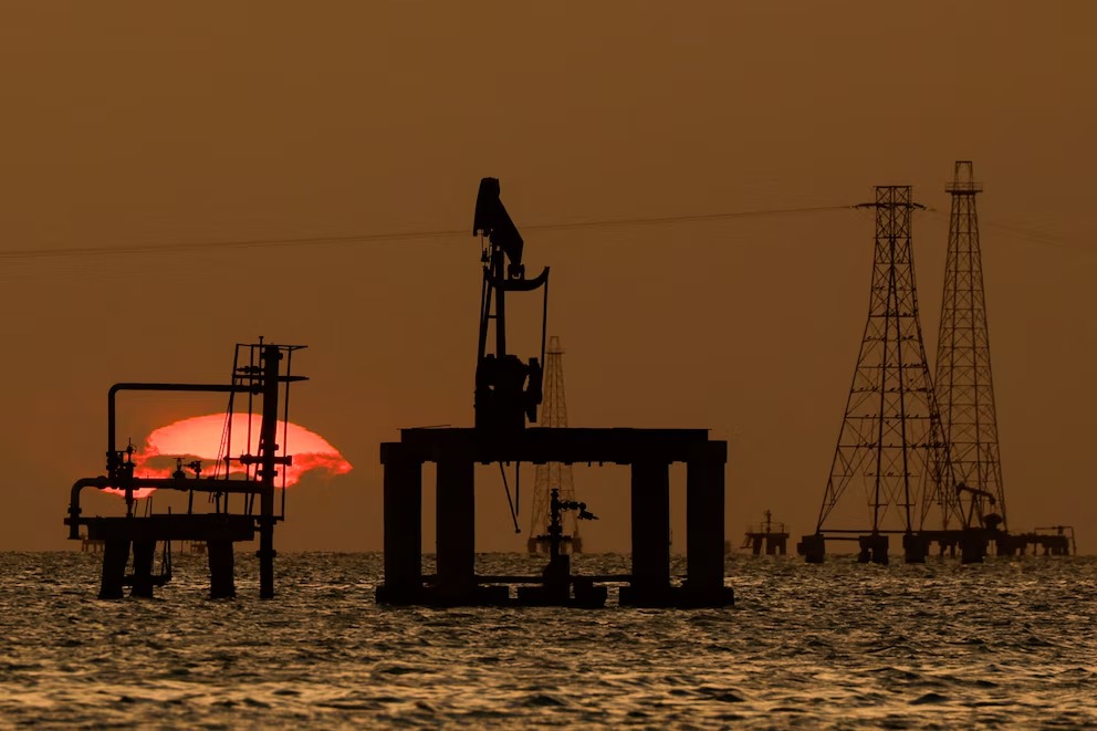 Incremento del Precio del Petróleo ante Tensión entre EE. UU. e Irán y Preocupación en Ormuz