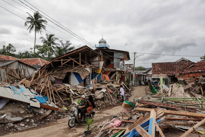 Fuerte Sismo de Magnitud 7.7 Sacude Indonesia y Desencadena Alerta de Tsunami