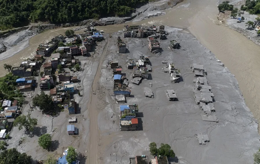 Nepal incrementa a 669 los fallecidos por inundaciones mientras China informa que la represa natural está casi vacía