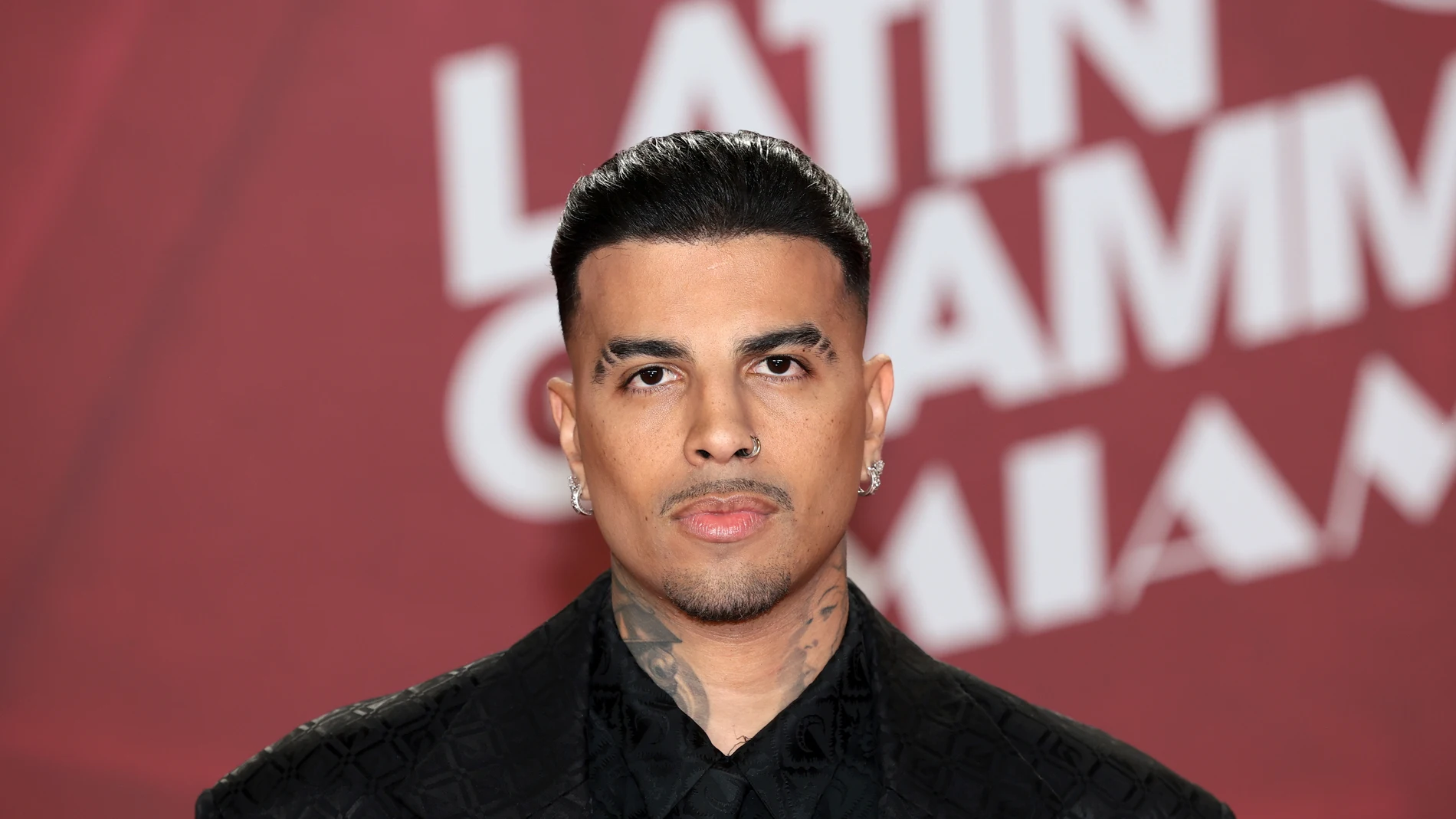 Rauw Alejandro, presuntamente padre, según reportes de Univisión