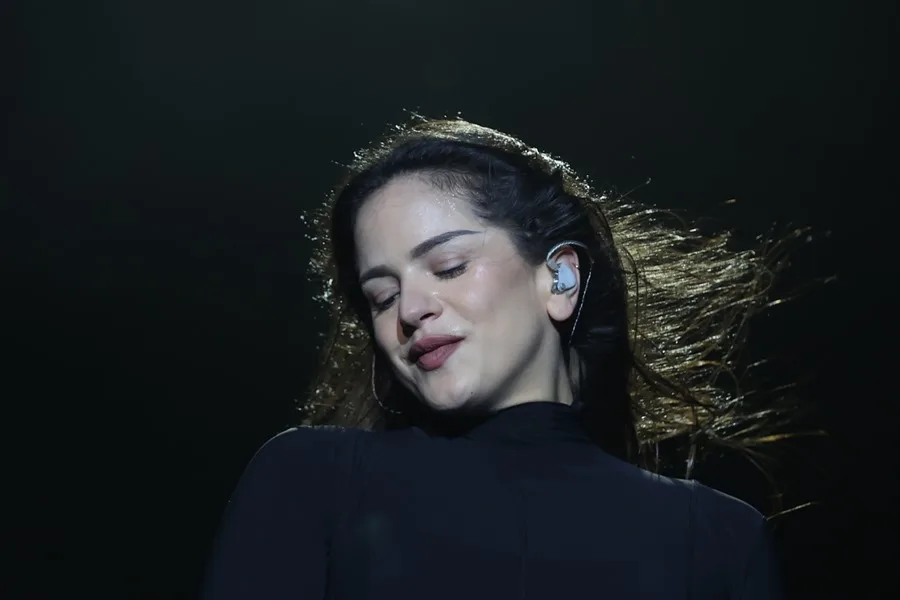 Rosalía Ofrece Disculpas a Sus Fans Argentinos Durante su Concierto del ''LUX Tour'' en Buenos Aires