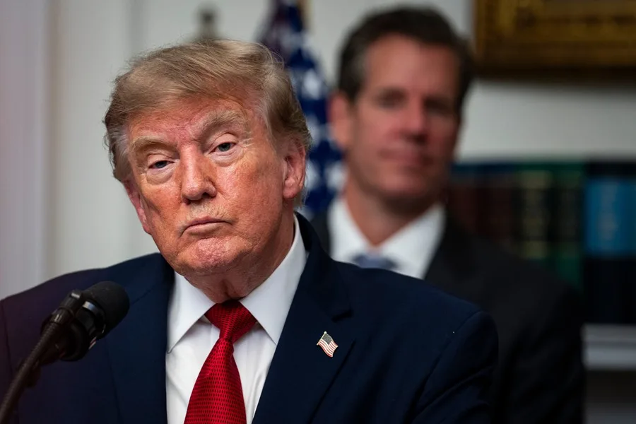 Administración Trump Refuerza Restricciones Migratorias con Exigencias Económicas y Cancelaciones de Visados