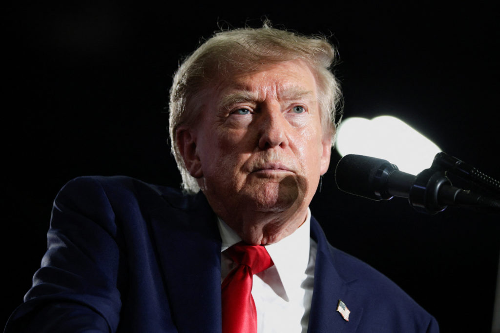 Presidente Trump Decreta Banderas a Media Asta en Homenaje a Dolly Parton