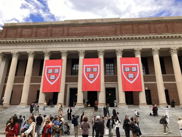 Harvard Lidera Ranking Mundial de Universidades; China Aumenta su Presencia en la Élite Académica