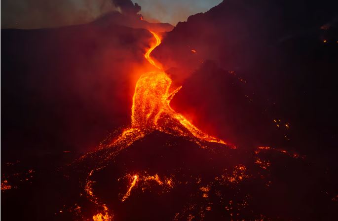 El volcán Etna mantiene erupción por una semana, esparciendo cenizas hasta Malta y Libia